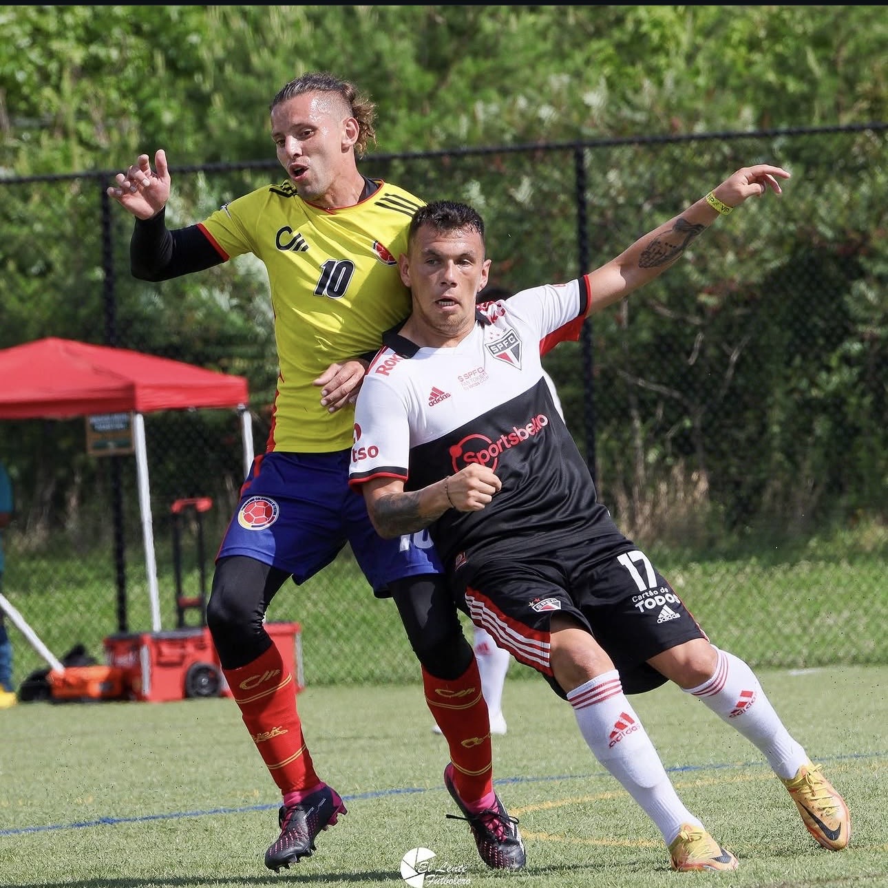 São Paulo FC forward battles Colombia No. 10 for position